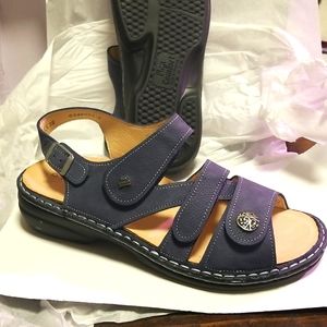 Finn Comfort "Gomera" Women's Sandal, size 38 EU/7.5 US, Navy.
